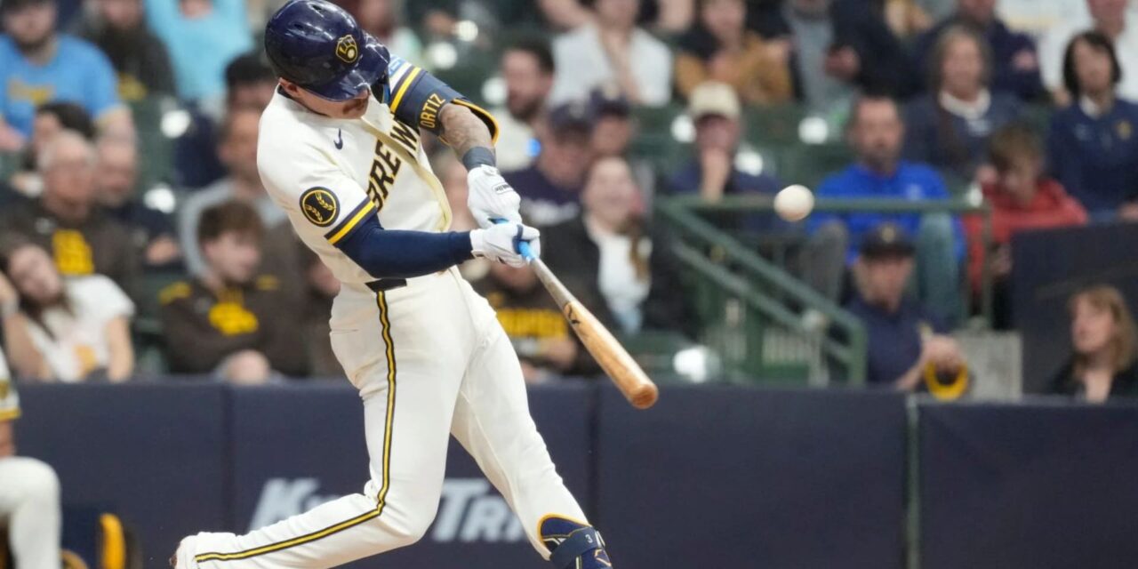 Joey Ortiz conecta su primer jonrón en casi 10 meses y los Brewers vencen a los Padres 6-4 para su quinta victoria consecutiva.