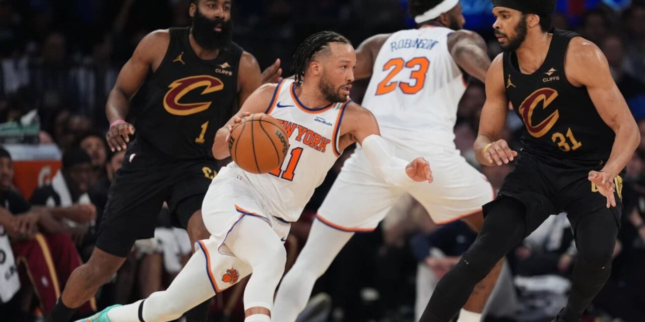 Jalen Brunson lidera la remontada de los Knicks, que perdían por 22 puntos en el cuarto periodo, para lograr una victoria por 115-104 sobre los Cavs en tiempo extra en el Juego 1.