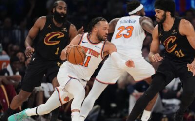 Jalen Brunson lidera la remontada de los Knicks, que perdían por 22 puntos en el cuarto periodo, para lograr una victoria por 115-104 sobre los Cavs en tiempo extra en el Juego 1.