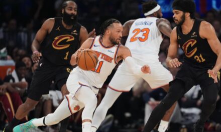 Jalen Brunson lidera la remontada de los Knicks, que perdían por 22 puntos en el cuarto periodo, para lograr una victoria por 115-104 sobre los Cavs en tiempo extra en el Juego 1.