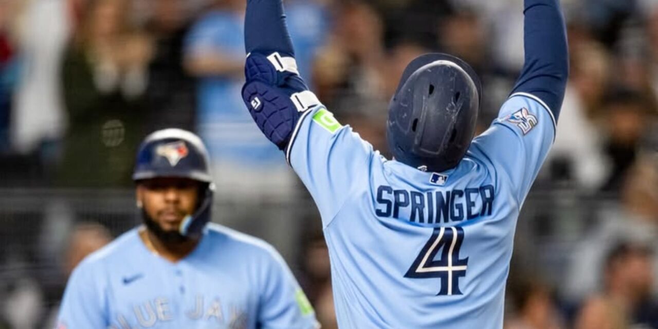 Springer pega jonrón y Azulejos limitan a Yankees a 3 hits para vencerlos por 2-0