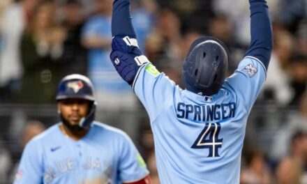 Springer pega jonrón y Azulejos limitan a Yankees a 3 hits para vencerlos por 2-0