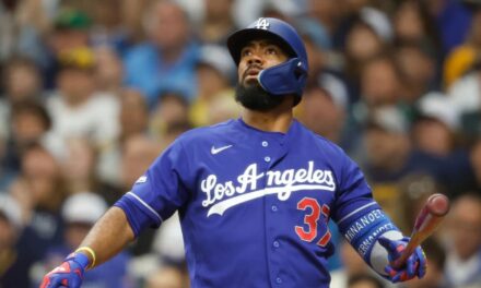 Teoscar Hernández impulsó 6 carreras y los Dodgers remontaron la desventaja inicial en su victoria por 11-3 sobre los Cerveceros.