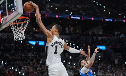 Wembanyama anota 33 puntos y ayuda a Spurs a aplastar a Thunder 103-82 e igualar final del Oeste