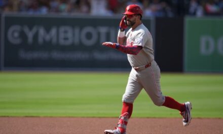 Schwarber conecta su jonrón número 21, líder en la MLB, y los Phillies vencen a los Padres 3-0