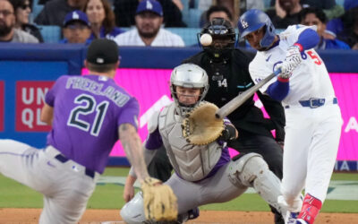 Betts conecta dos jonrones e impulsa cinco carreras mientras los Dodgers aplastan a los Rockies 15-6.