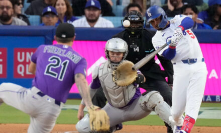 Betts conecta dos jonrones e impulsa cinco carreras mientras los Dodgers aplastan a los Rockies 15-6.