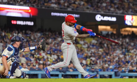 Filis remontan 4-3 ante los Dodgers con jonrón de Edmundo Sosa en la 8ª