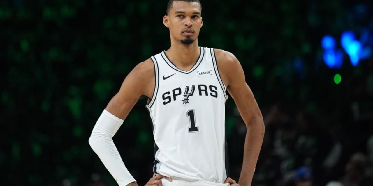 Wembanyama regala a los Spurs otra joya en la victoria por 115-108 sobre los T-Wolves, para ponerse 2-1 arriba en la serie.