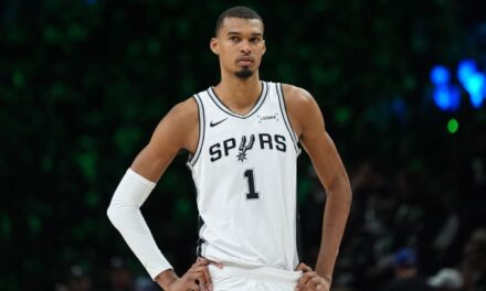 Wembanyama regala a los Spurs otra joya en la victoria por 115-108 sobre los T-Wolves, para ponerse 2-1 arriba en la serie.