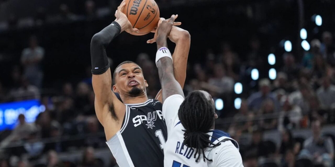 Wembanyama regresa con una actuación estelar y los Spurs vencen a los Wolves por 126-97 para ponerse 3-2 arriba.
