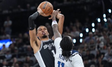 Wembanyama regresa con una actuación estelar y los Spurs vencen a los Wolves por 126-97 para ponerse 3-2 arriba.