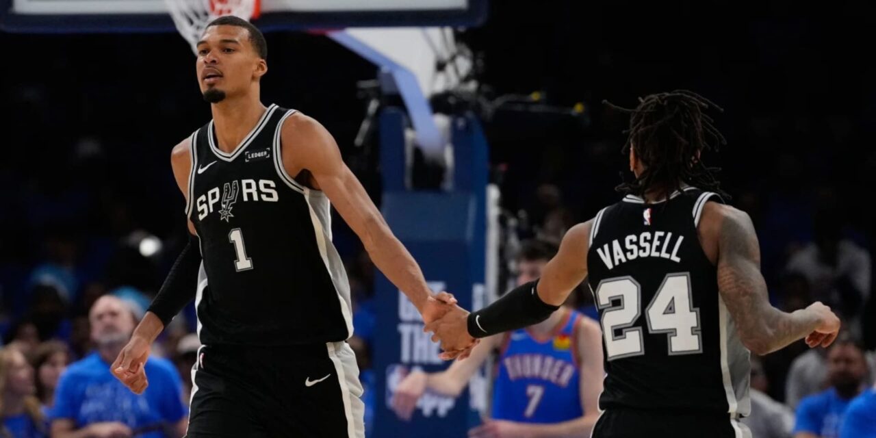 Wembanyama anotó 41 puntos y capturó 24 rebotes, y los Spurs vencieron al Thunder 122-115 en doble tiempo extra para abrir las finales del Oeste.