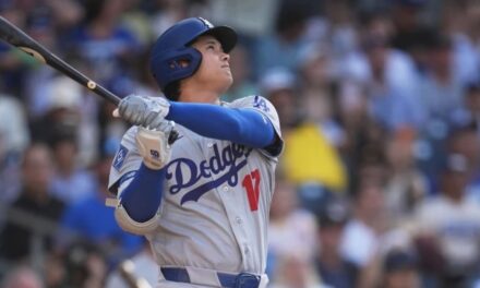 Ohtani pega jonrón al 1er lanzamiento y lanza 5 sólidas entradas en triunfo de Dodgers ante Padres