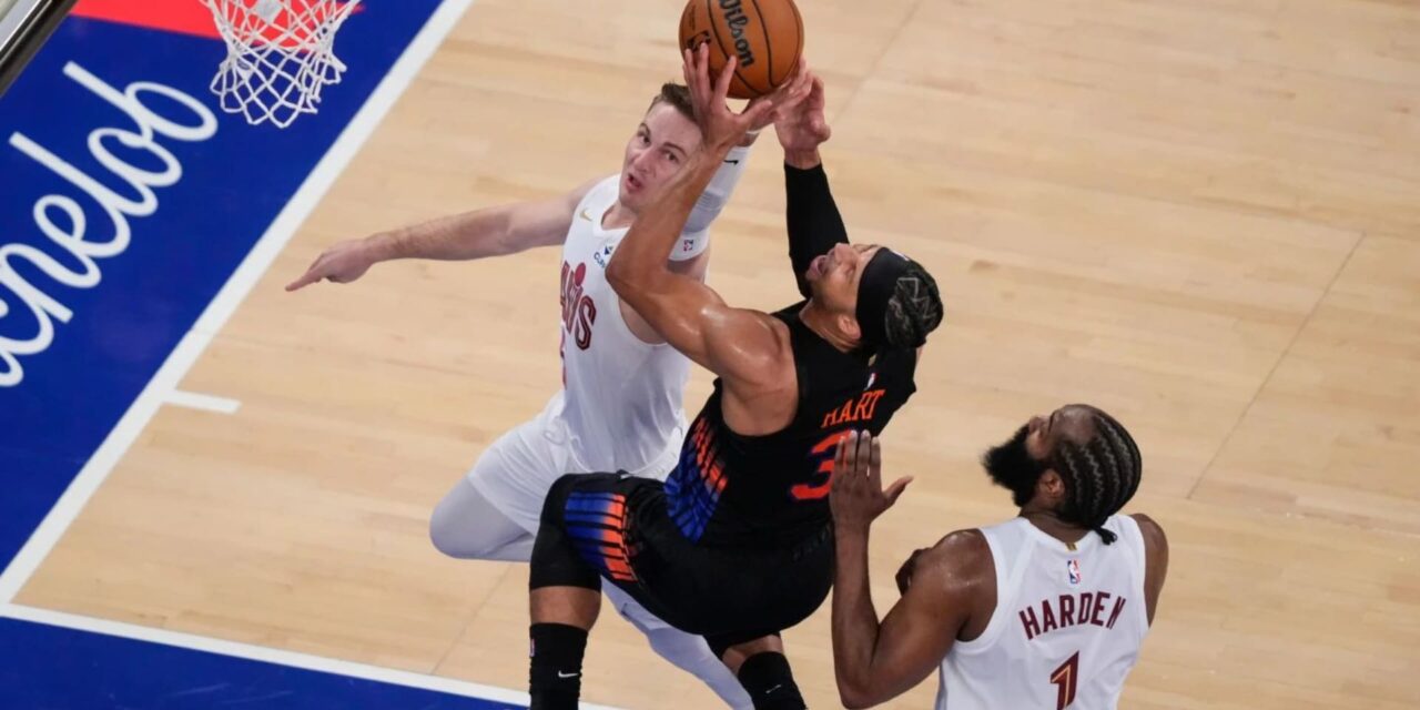 Hart anotó 26 puntos y los Knicks se colocaron a dos victorias de las Finales de la NBA con un triunfo de 109-93 sobre los Cavs.