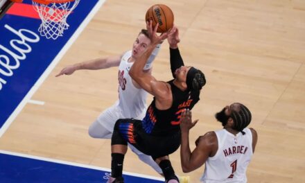 Hart anotó 26 puntos y los Knicks se colocaron a dos victorias de las Finales de la NBA con un triunfo de 109-93 sobre los Cavs.