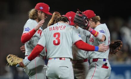 Harper, Realmuto y Turner conectaron jonrones en la victoria de los Phillies por 4-3 sobre los Padres.
