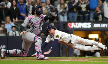Brewers remontan en la décima entrada para ganar 4-3, a Yankees