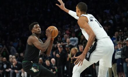 Edwards guía a Minnesota a un igualar la serie 2-2 con San Antonio tras expulsión de Wembanyama