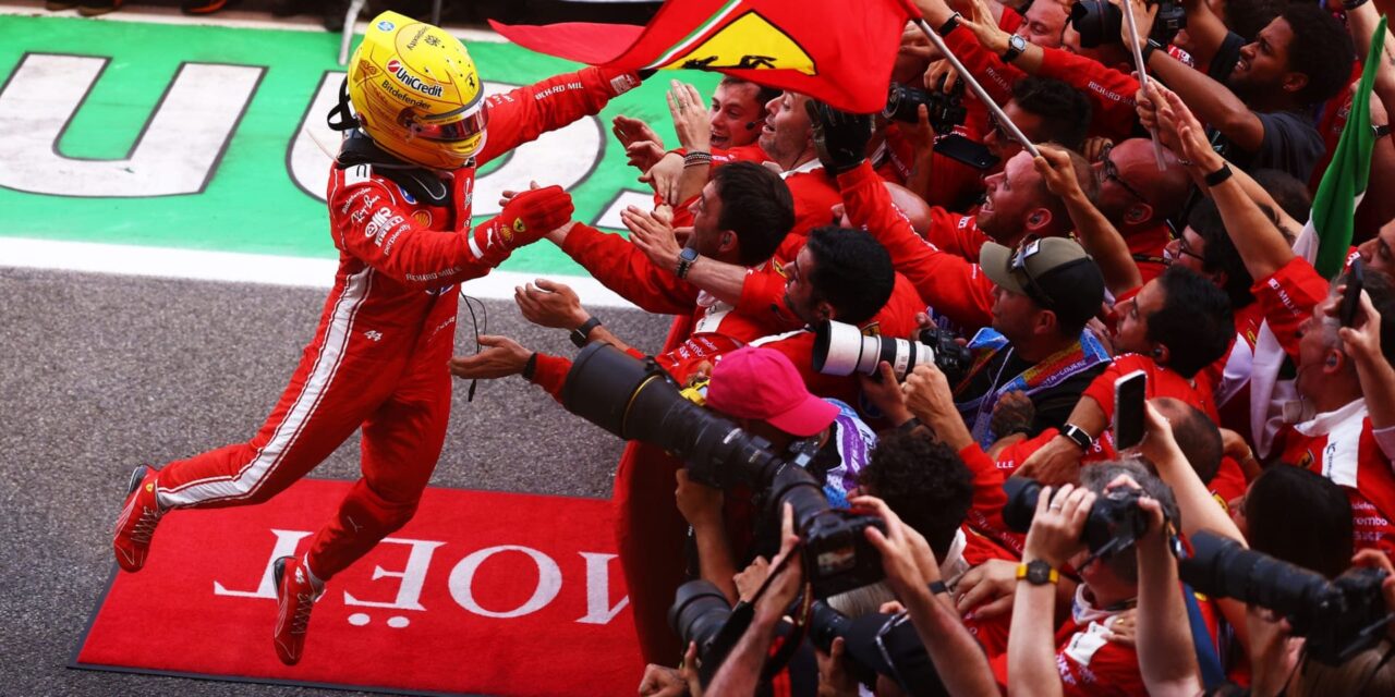 Hamilton celebra su primera victoria con Ferrari tras ganar el GP de Barcelona
