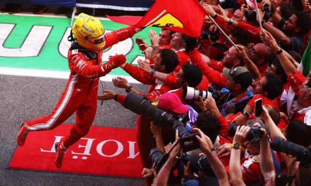 Hamilton celebra su primera victoria con Ferrari tras ganar el GP de Barcelona