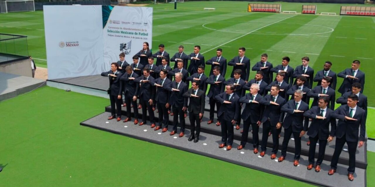 El veterano Guillermo Ochoa recibe la bandera de México previo al arranque del Mundial