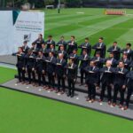 El veterano Guillermo Ochoa recibe la bandera de México previo al arranque del Mundial