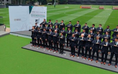 El veterano Guillermo Ochoa recibe la bandera de México previo al arranque del Mundial