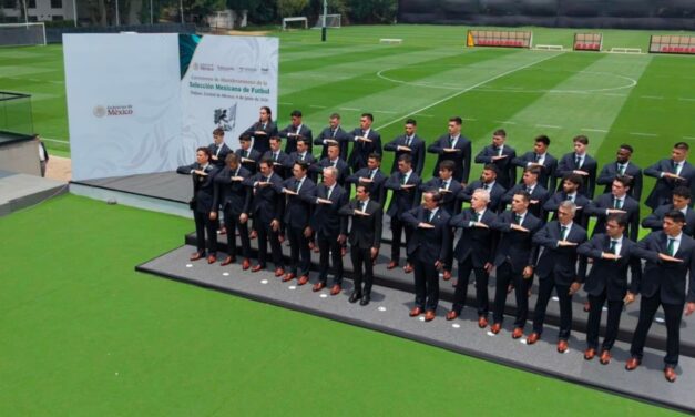 El veterano Guillermo Ochoa recibe la bandera de México previo al arranque del Mundial