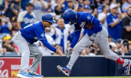 El jonrón de tres carreras de Mookie Betts coronó una sexta entrada de nueve carreras, dándole la victoria a los Dodgers sobre los Padres por 15-3.