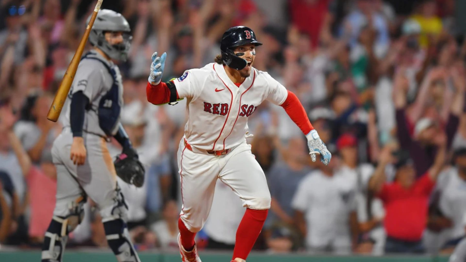 Los Red Sox remontan ante los Yankees con un marcador de 5-4 en 10 entradas para completar la barrida.