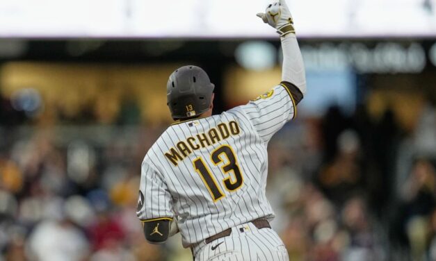 Machado conecta un jonrón y King lanza 7 entradas sólidas para que los Padres venzan a los Bravos