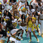 Shakira, Maná y Salma Hayek prenden la tercera Copa del Mundo en México