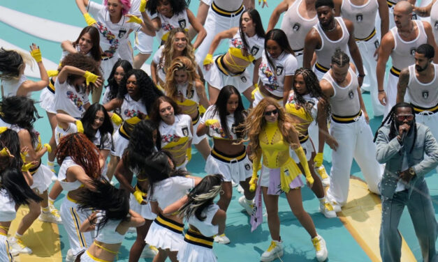 Shakira, Maná y Salma Hayek prenden la tercera Copa del Mundo en México