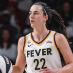 Un triple de Caitlin Clark en el último segundo le da a Fever una victoria de 78-76 sobre Mystics.