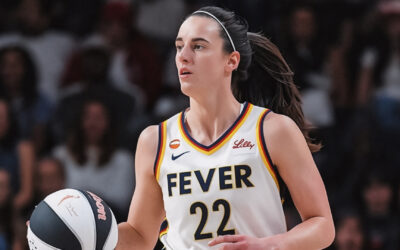 Un triple de Caitlin Clark en el último segundo le da a Fever una victoria de 78-76 sobre Mystics.