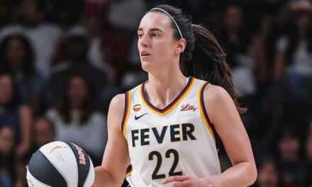 Un triple de Caitlin Clark en el último segundo le da a Fever una victoria de 78-76 sobre Mystics.