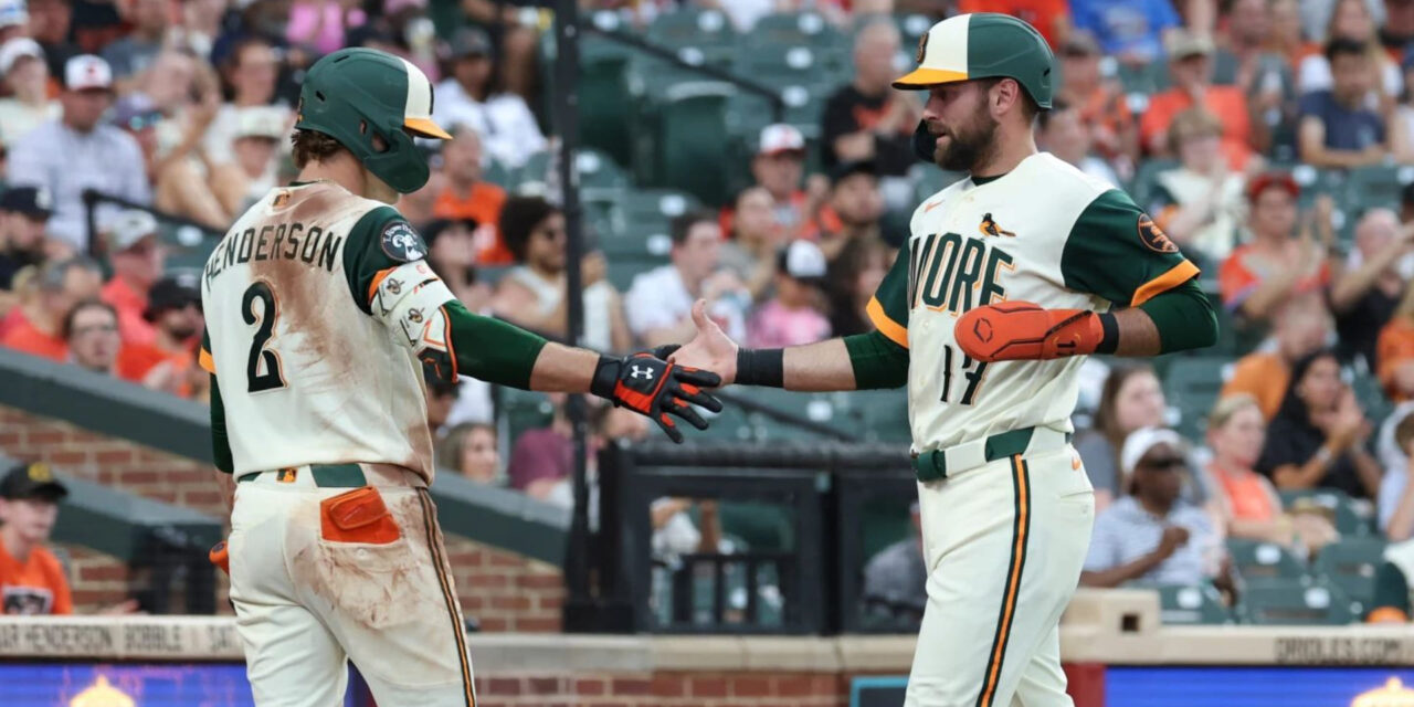 Henderson conecta su jonrón 100 y ayuda a Orioles a vencer 7-3 a Padres