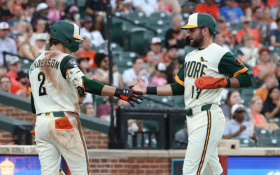 Henderson conecta su jonrón 100 y ayuda a Orioles a vencer 7-3 a Padres