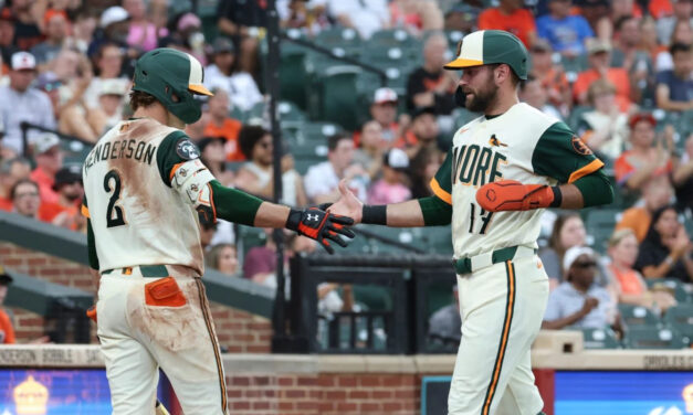 Henderson conecta su jonrón 100 y ayuda a Orioles a vencer 7-3 a Padres