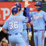 Wyatt Langford conecta un jonrón de 3 carreras y Rangers ganan 4-3 a los Padres.
