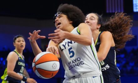 Howard y Miles anotaron 21 puntos y las Lynx vencieron a las Wings 85-77.