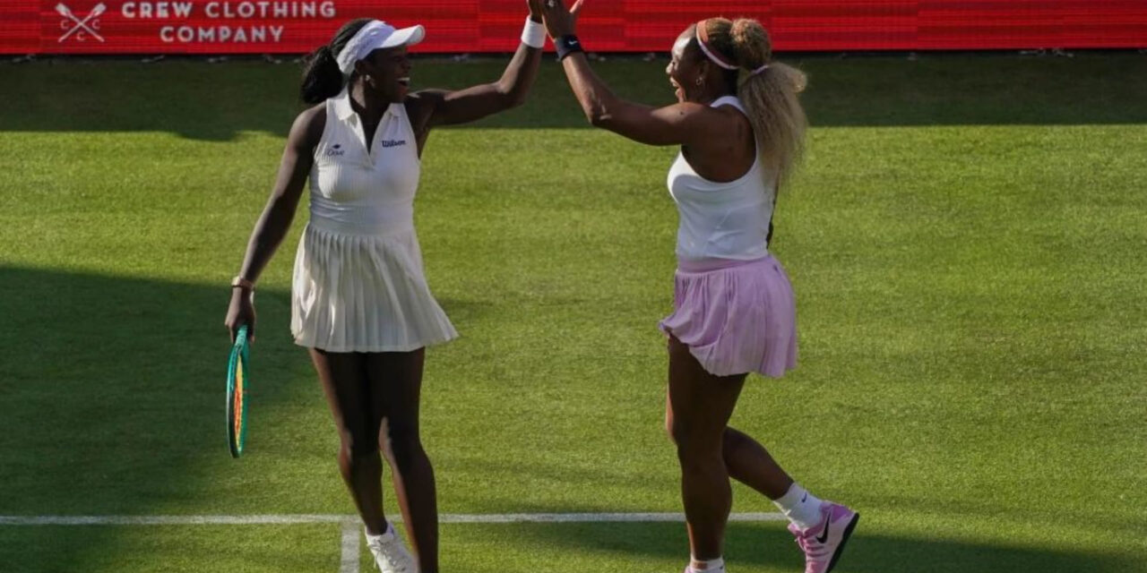 Serena Williams regresa con victoria en el dobles en Queen’s Club al lado de Mboko