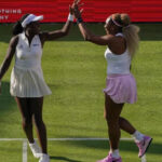 Serena Williams regresa con victoria en el dobles en Queen’s Club al lado de Mboko