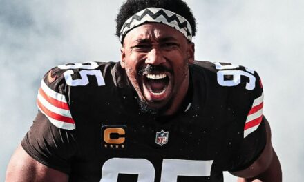Myles Garrett, dos veces Jugador Defensivo del Año, a los Rams.