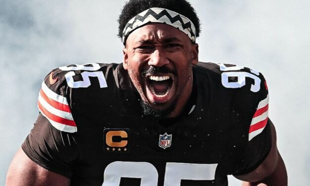 Myles Garrett, dos veces Jugador Defensivo del Año, a los Rams.