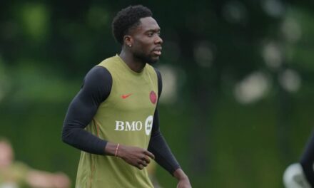 Alphonso Davies sigue limitado en prácticas y Canadá se apresta a enfrentar a Qatar en el Mundial