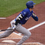 Ohtani conecta jonrón y abandona el partido por inflamación en la rodilla izquierda en victoria de Dodgers por 8-6 sobre Pirates.