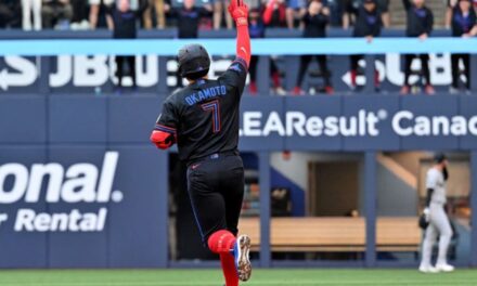 Okamoto y Springer conectan jonrones y ayudan a los Azulejos a vencer 8-5 a los Yankees