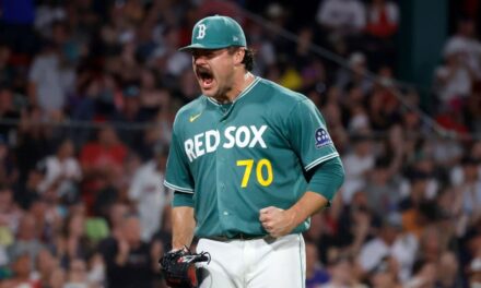 Tolle retiró a los primeros 16 bateadores y permitió solo un hit en 7 entradas sin carreras, mientras que los Red Sox vencieron a los Yankees 6-1.